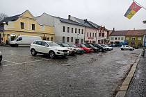 Nová podoba náměstí v Přibyslavi sníží počet parkovacích míst. Některým místním se to nelíbí a brání se peticí