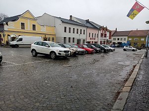 Nová podoba náměstí v Přibyslavi sníží počet parkovacích míst. Některým místním se to nelíbí a brání se peticí