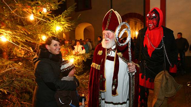 Na zákupském zámku se proháněli čerti s Mikulášem, 2012. Foto: Vít Černý