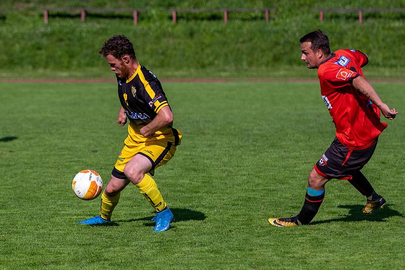 Fotbalisté Chotěboři (ve žlutých dresech) loni neprožili příliš úspěšný podzim. Na jaře to ovšem svým fanouškům vrchovatě vynahradili.