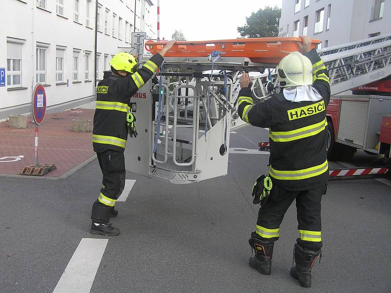 Cvičná evakuace pacientů z hořícího oddělení brodské nemocnice.