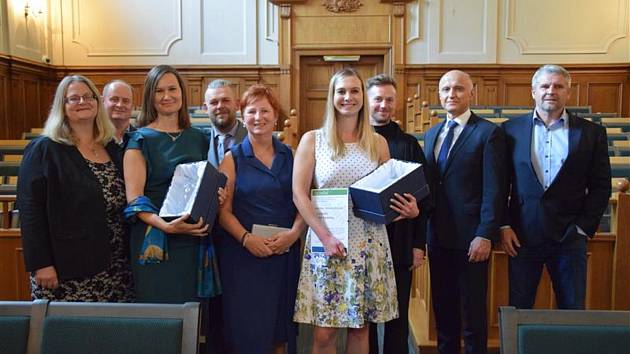 Ocenění učitelé si cenu převzali v aule vysoké školy v Jihlavě. Foto: poskytl Kraj Vysočina