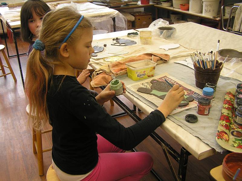 Poslední den jarních prázdnin si mohly děti v Havlíčkově Brodě užívat v keramické dílně AZ Centra, střediska volného času.