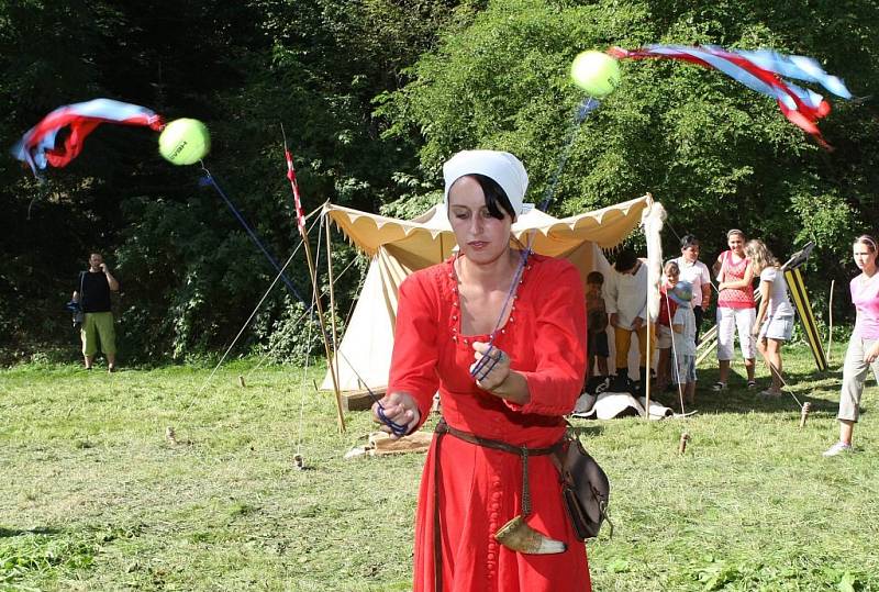 Skupina historického šermu Zoufalci z Nevdieku zahájila Mlékárenské dny v Přibyslavi.