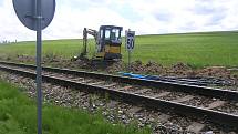 Kolem trati z Brodu do Humpolce která měří 25 kilometrů a je 130 let stará, pokládají dělníci speciální kabely, díky kterým dispečer v Brodě uvidí vlak na počítači.
