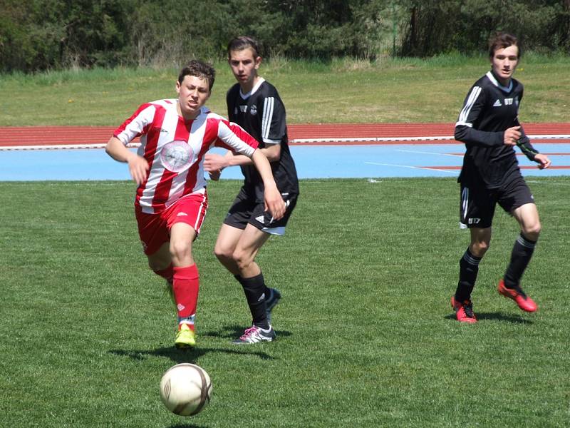 Sedm branek nastříleli mladší dorostenci HFK Třebíč (u míče) v zápase 24. kola Moravskoslezské divize D proti Havličkovu Brodu.