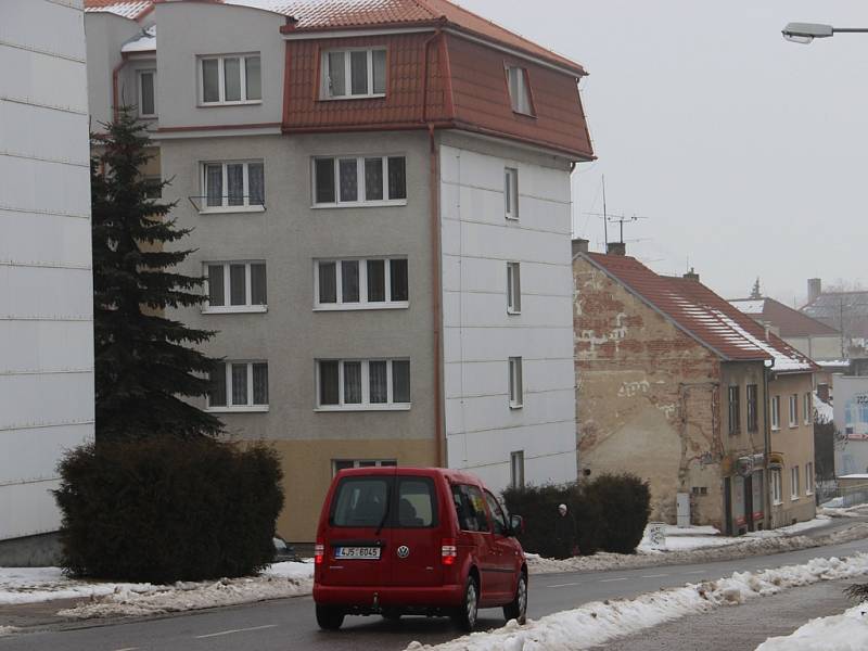 Dopaden. Z vraždy obviněný František Růžička bydlel v domě nedaleko náměstí v Moravských Budějovicích. 