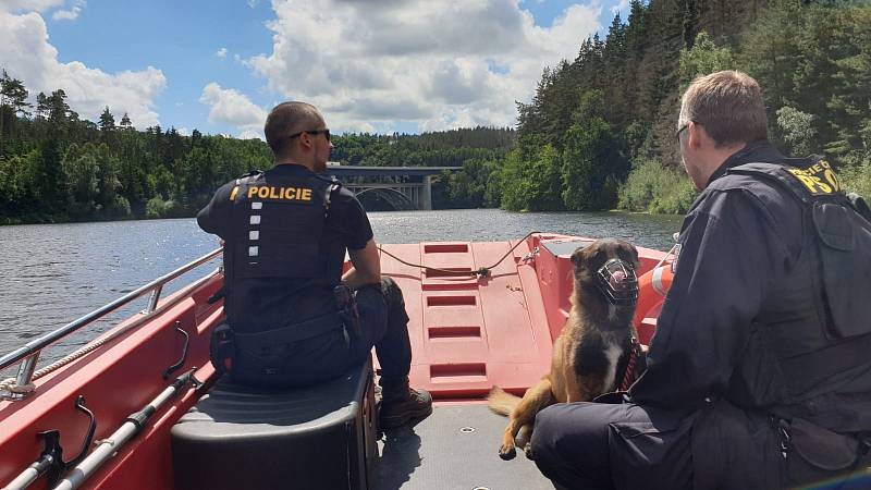 Vodní nádrž Švihov a její okolí jsou v ochranném pásmu a vstup je sem zakázaný. Nesmí se zde koupat ani rybařit. Na hladinu vyjeli na kontrolu policisté na člunu a na pomoc si s sebou vzali i psa.