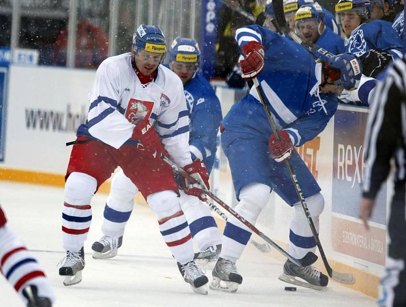 V první třetině nedělního zápasu Hockey Open Air Game 2011 mezi Pardubicemi a Kometou Brno znepříjemňovalo život sněžení. „Bylo to nepříjemné, nebylo skoro nic vidět,“ říkal havlíčkobrodský útočník Václav Meidl (vpravo).