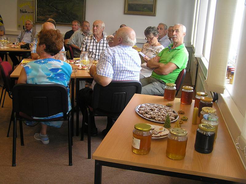 Velké výročí včelaři z Přibyslavska oslavili v sobotu 15. září soutěžní degustací medu.