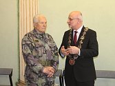 Cena za odvahu. Plukovník Antonín Stachovský získal Cenu Města Havlíčkův Brod za odvahu v srpnu 1968.