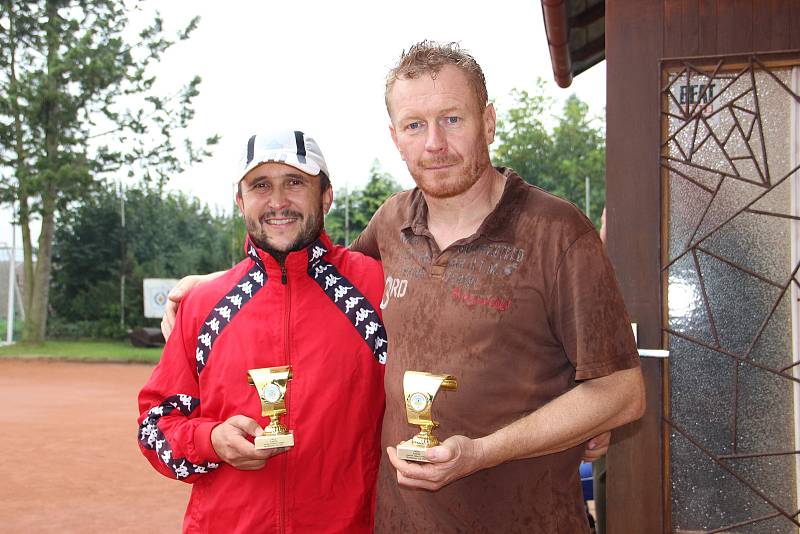 Tenisový turnaj ve čtyřhře neregistrovaných hráčů v Bezděkově vyhrála dvojice Martin Kubát a Zdeněk Zvolánek.