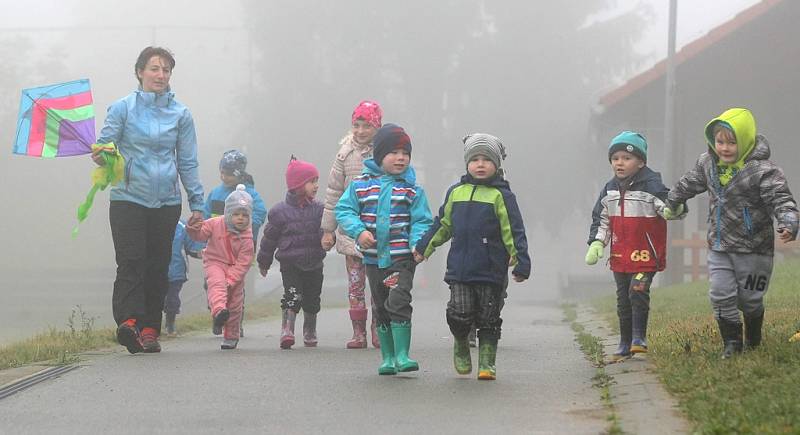 V dětské skupině Kamínek pracují dvě pracovnice, které každý týden chystají pro děti různé tematické programy a akce. Nechybí ani činnosti zaměřené na rozvoj jemné a hrubé motoriky, výtvarné a pohybové činnosti, tvořivé dílny či zpívání. 