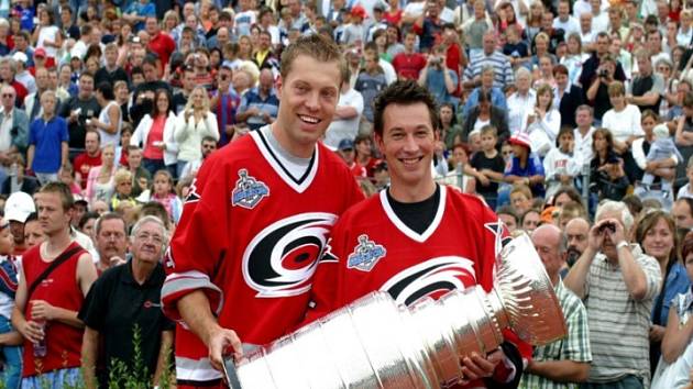 Josef Vašíček (vpravo) se teprve z médií dozvěděl, že s ním v Carolině pro příští ročník NHL nepočítají.
