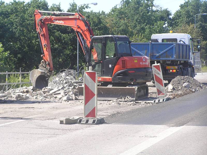 Opravy dvou mostů u Pohledských Dvořáků omezují dopravu