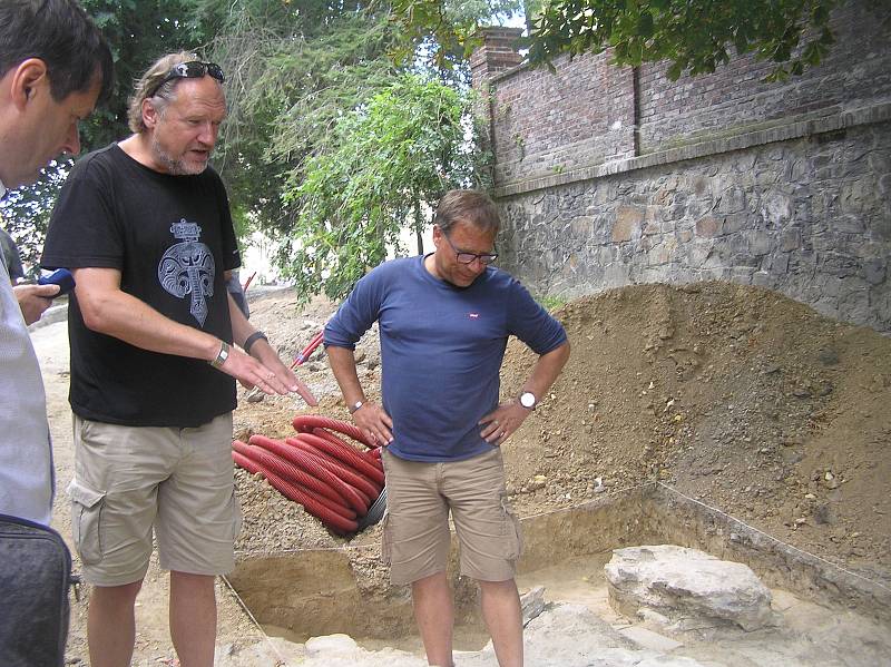 To jsou výsledky archeologického průzkumu v parku Budoucnost.