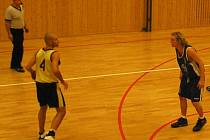 Basketbalisté brodské Jiskry (ve světlém Štěpán Fiala) v posledních dvou zápasech Východočeské ligy prohráli.