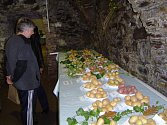 Nejkvalitnější odrůdy brambor oceněné odbornou porotou mohou návštěvníci výstavy ochutnat ve sklepení přibyslavské radnice.