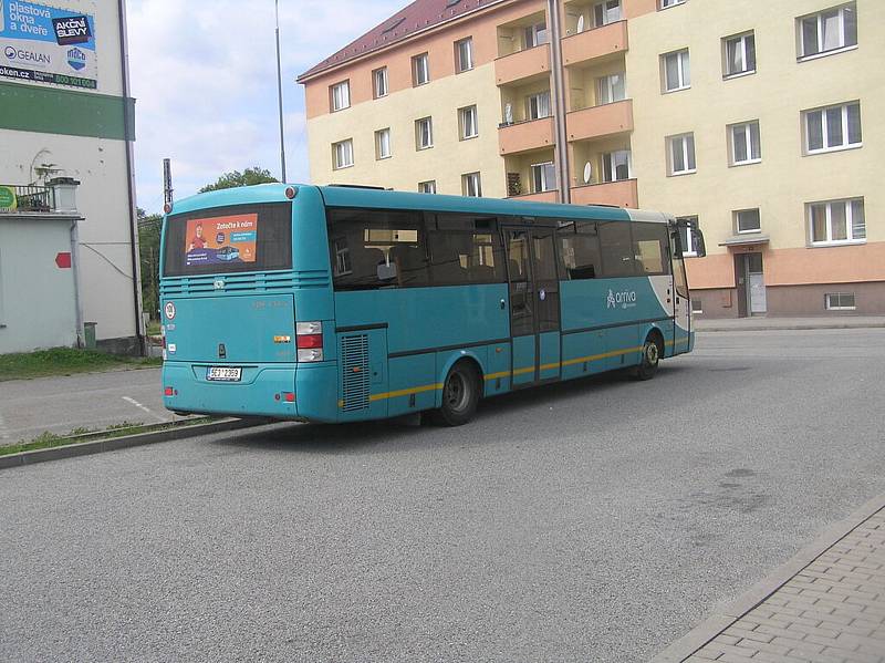 Z nádraží Havlíčkův Brod jezdí denně desítky spojů, ale dálkový autobus do Prahy už ne.