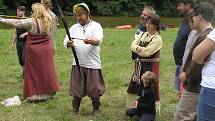 NA SKOK DO STŘEDOVĚKU. Setkání Vikingů v Ledči se účastní asi stovka příznivců historického šermu. Oblečení a zbroj musí být co nejautentičtější.