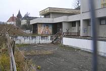 Bývalý bazén, původně pýcha města, dneska strašidelné místo. Okolí opuštěného bazénu využívají něketří lidé dokonce k pohazování odpadu.