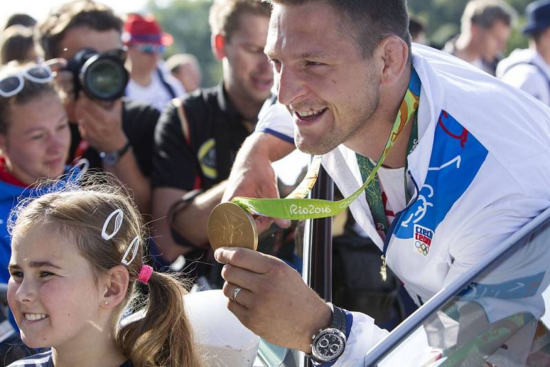 Hrdina z Ria slavil svůj triumf na Lipně s fanoušky. Ti tak mohli vidět zlatou medaili hezky zblízka.