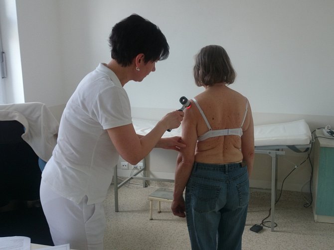 Lékařka Petra Škurlová pro vyšetření kožních znamének využívá speciální dermatoskop.