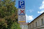 Nový systém parkování v Brodě s sebou přinesl i nové dopravní značení.