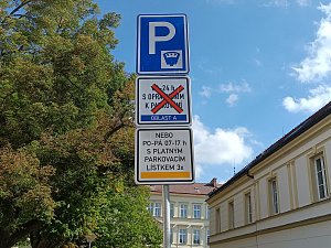 Nový systém parkování v Brodě s sebou přinesl i nové dopravní značení.