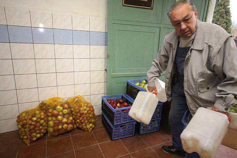 Moštovací sezonu v sobotu zahájila vesnická organizace Českého svazu zahradkářů v Pohledu na Havlíčkobrodsku.