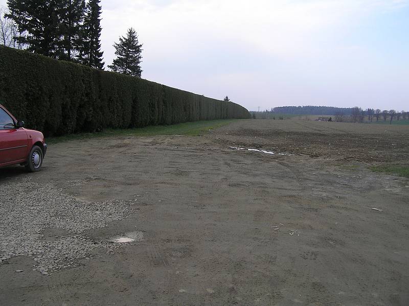 Sousedství obchodu na pozemku u hřbitova budí v některých obyvatelích města rozpaky.