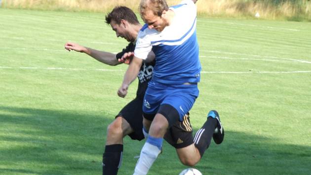 Fotbalisté Želetavy (v bílo-modrém) deklasovali v prvním kole Ježek Cupu Hartvíkovice 6:0. V neděli je ale čeká těžší soupeř, kterým bude výběr Sapeli Polná.