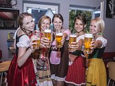 Krásné dívky v tradičních kostýmech – to neodmyslitelně patří k pivnímu festivalu nejenom v Německu. 
