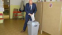 Volební komise v Základní škole kole V Sadech s velkou účastí voličů nepočítá. Mezi prvními přišel brodský starosta a senátor Jan Tecl.