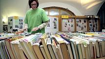 Jako jedno z lákadel probíhajícího Týdne knihoven připravila včera krajská knihovna v Havlíčkově Brodě možnost nahlédnout do svých jinak nepřístupných skladů knih, časopisů a hudebnin. 