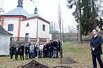 Zástupci havlíčkobrodského gymnázia, gymnázia ze slovenské Spišské Nové Vsi a města Havlíčkův Brod vysadili strom republiky.