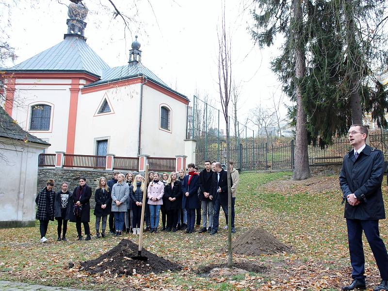 Zástupci havlíčkobrodského gymnázia, gymnázia ze slovenské Spišské Nové Vsi a města Havlíčkův Brod vysadili strom republiky.