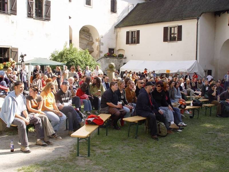 Hrad plný pohody a jazzu. Kromě pořádné dávky kvalitní hudby čeká na návštěvníky sobotního festivalu na Roštejně i doprovodný program v podobě pouličního divadla, ukázky vyřezávání loutek nebo ručních prací.