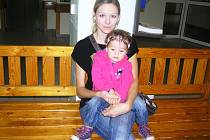 Dvouletá Terezka opět slyší hlas své maminky díky implantátům. 