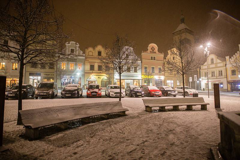 První sníh letošní zimy, který napadl 26. listopadu na Havlíčkově náměstí v Havlíčkově Brodě.