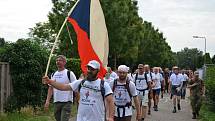 Na dálkovém pochodu kolem Nijmegenu....Mezi davy účastníků z různých zemí absolvovali Přibyslavští každý den 40 kilometrů po holandských asfaltových cestách. 
