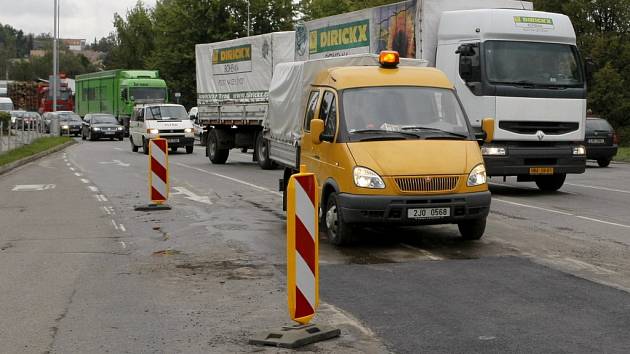 Šoféry v pondělí po druhé hodině zaskočila totálně ucpaná Masarykova ulice v Havlíčkově Brodě. Silničáři tam totiž zadělávali díry ve vozovce, na které poukázali reportéři Deníku před několika dny. 