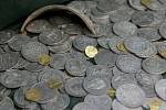 Letos v září byl nedaleko Humpolce nalezen unikátní poklad v podobě tři sta čtyřiceti jedné zlatých a stříbrných mincí.
