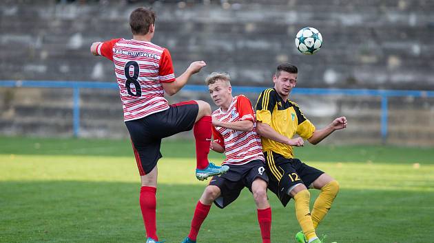 V sobotním krajském derby mezi domácími fotbalisty Ždírce nad Doubravou (ve žlutém) a Humpolcem (v pruhovaném) se body dělily.