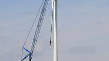 Novou osmnáctitunovou převodovku dostala ve středu sto metrů vysoká větrná elektrárna v Kámeni. Do této výše vyzvedl nové soustrojí nejvyšší autojeřáb v Česku, který měří neuvěřitelných 120 metrů.
