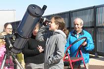 Experiment Eratosthénes si mohly děti z Nuselské vyzkoušet sami v pondělí na střeše planetária