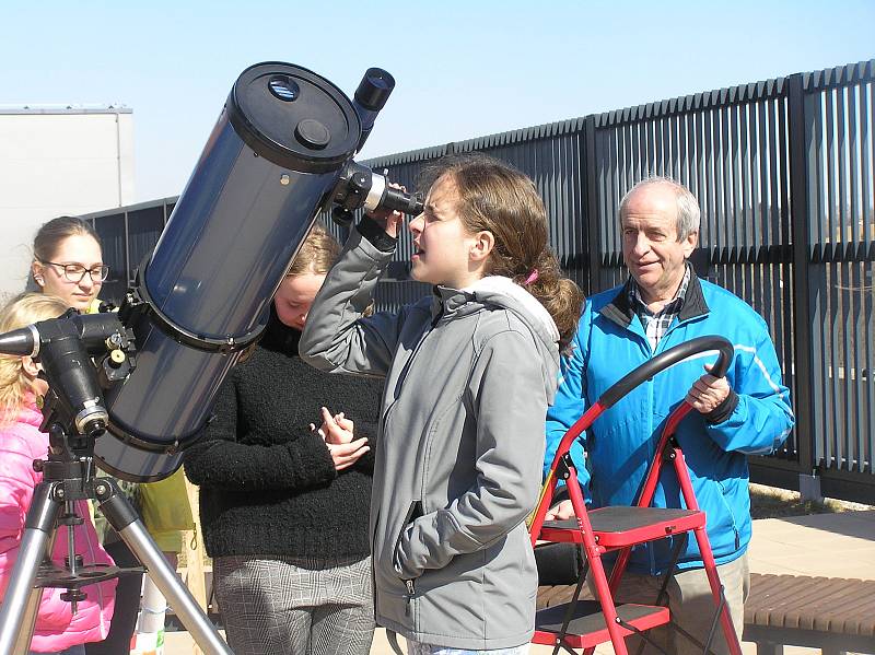 Experiment Eratosthénes si mohly děti z Nuselské vyzkoušet sami v pondělí na střeše planetária