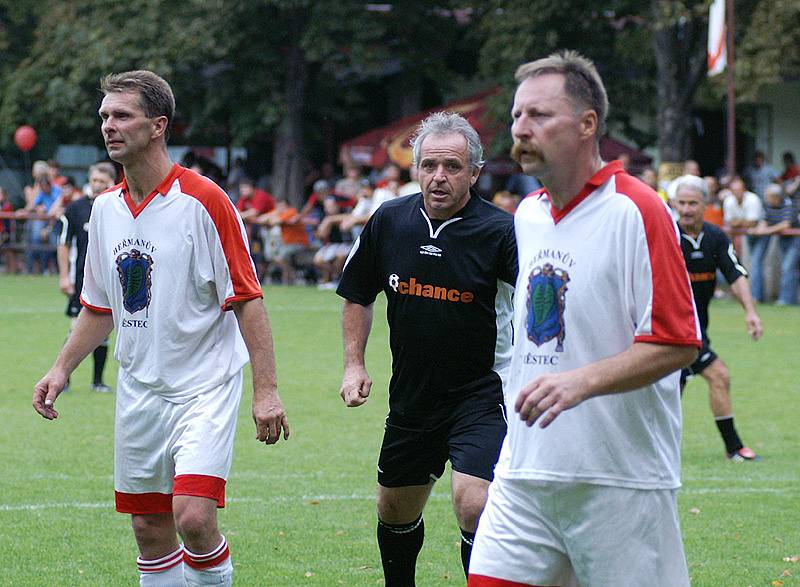 Heřmanoměstečtí fotbalisté sehráli v rámci oslav 100. výročí fotbalu v Heřmanově Městci exhibiční utkání s Vízkovou Kozlovnou.