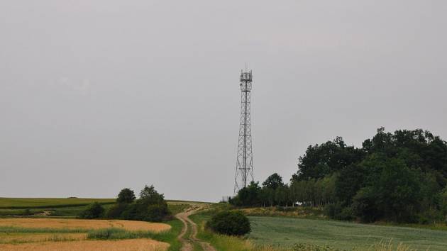Bítovany stavbu vysílací věže ve svém katastru odmítli, nyní přesto stojí na hranicích obce v Orli.