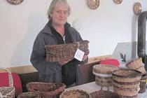 Marcela Lišková ze Slatiňan předvedla na tradiční chovatelské výstavě svoje košíky a ošatky pletené ze starých čísel Chrudimského deníku.
